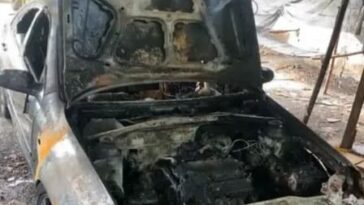 En el patio de una casa en Cereté se incendió un vehículo