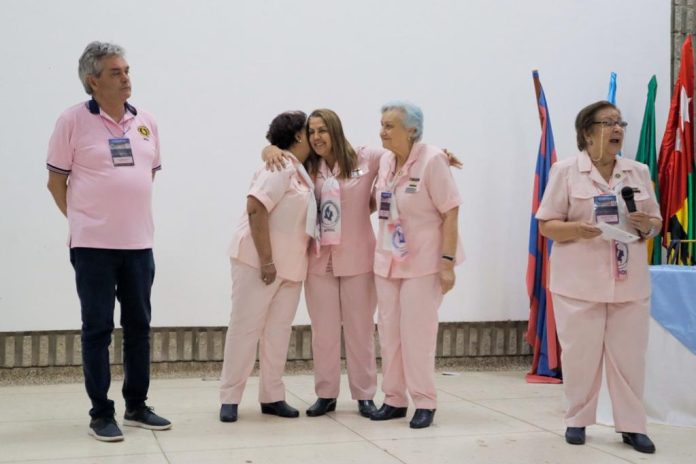 Luis Gabriel Botero Ramírez, nuevo presidente de las Damas Rosadas de Colombia, junto a sus compañeras de plancha, quienes lo postularon y se quedó con la presidencia.