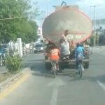 En la Avenida Circunvalar jóvenes se ‘cuelgan’ de camiones arriesgando sus vidas