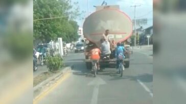 En la Avenida Circunvalar jóvenes se ‘cuelgan’ de camiones arriesgando sus vidas