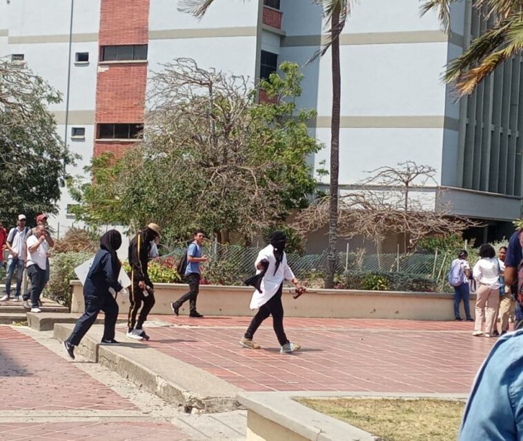 En video: reportan bloqueos por encapuchados en la Universidad del Atlántico