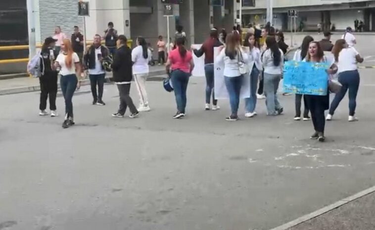 FOTO: ¡Téngalo en cuenta! Manifestantes bloquean ingreso al Aeropuerto de Rionegro