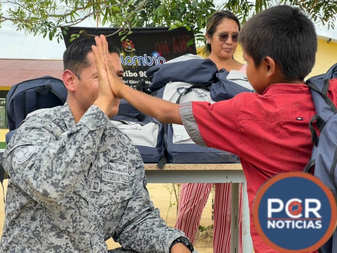 FUERZA AÉREA COLOMBIANA Y LA FUNDACIÓN MINUTO DE DIOS ENTREGAN KITS ESCOLARES EN UN CENTRO EDUCATIVO DE CUMARIBO