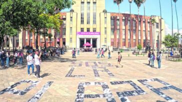 Feministas responden al tweet de Quintero sobre grafitis en Plaza Botero