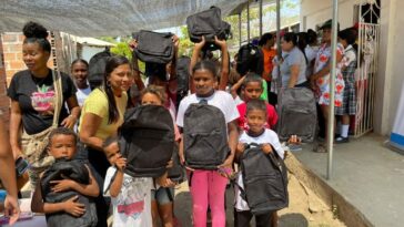 Fundación AGM Huellas de Piedra dona kits educativos a niños de Clemencia
