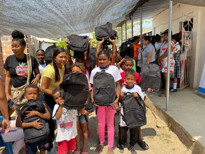 Fundación AGM Huellas de Piedra dona kits educativos a niños de Clemencia