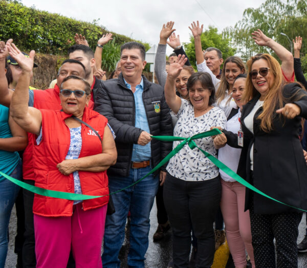 “Hoy gracias a Dios entregamos la pavimentación de la vía Pereira – Alcalá”: Gobernador