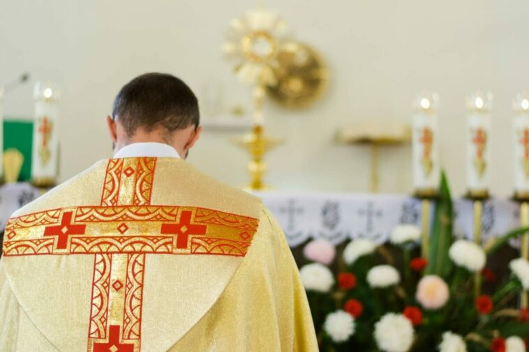 Iglesia católica le dice ‘chao’ a los padrinos en los bautizos