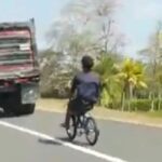 Joven en bicicleta se sujeta con una cuerda a un camión mientras conduce a gran velocidad