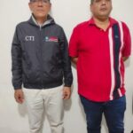 En la fotografía aparece un hombre capturado, acompañado de un servidor del (CTI).