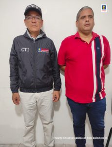 En la fotografía aparece un hombre capturado, acompañado de un servidor del (CTI).