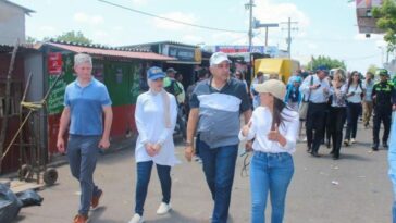 La gobernadora de La Guajira Diala Wilches recorrió en compañía del alcalde de Maicao, Mohamad Dasuki, el corregimiento Paraguachón, llegando hasta la raya, línea fronteriza en Colombia y Venezuela.