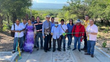 Aspecto de la inauguración de una vía pavimentada de parte de Cerrejón que beneficia a los habitantes de la zona de influencia del complejo minero.