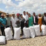 Aspecto de la entrega de los bultos de carbón vegetal donados por la Autoridad Ambiental de La Guajira, CorpoGuajira.