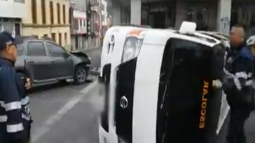Microbús que se volcó en Pasto, iba con 7 estudiantes del colegio Maridiaz que fueron llevados al hospital Infantil