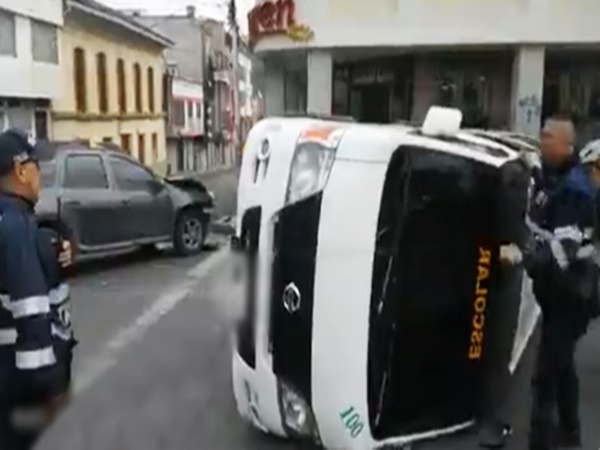 Microbús que se volcó en Pasto, iba con 7 estudiantes del colegio Maridiaz que fueron llevados al hospital Infantil