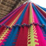 El chinchorro es la cama para el wayuu, lugar para el descanso, donde reflexiona sobre el quehacer de mundo, donde sueña y tiene esperanza.