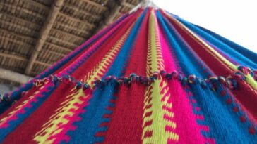 El chinchorro es la cama para el wayuu, lugar para el descanso, donde reflexiona sobre el quehacer de mundo, donde sueña y tiene esperanza.