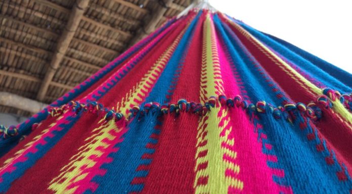 El chinchorro es la cama para el wayuu, lugar para el descanso, donde reflexiona sobre el quehacer de mundo, donde sueña y tiene esperanza.