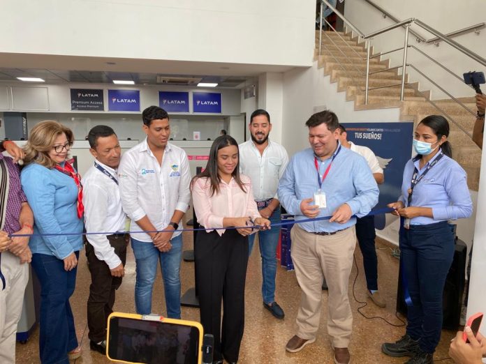 Aspecto del corte de cinta a cargo de la gobernadora de La Guajira, Diala Wilches Cortina como inauguración del vuelo de Latam en la mañana de este martes en el aeropuerto Almirante Padilla de Riohacha.