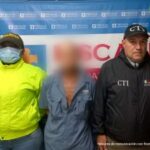 Las imágenes muestran a hombres retenidos entre los uniformes de CTI y la policía.