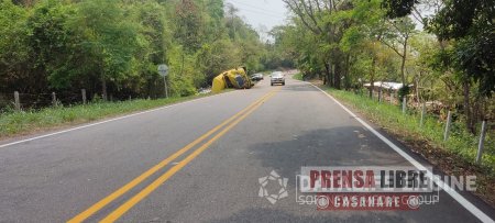 Por invasión de carril se volcó tractocamión en la Marginal del Llano en Pore