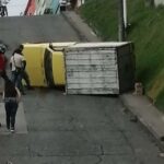 Una camioneta se volcó en el barrio El Carmen