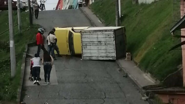 Una camioneta se volcó en el barrio El Carmen