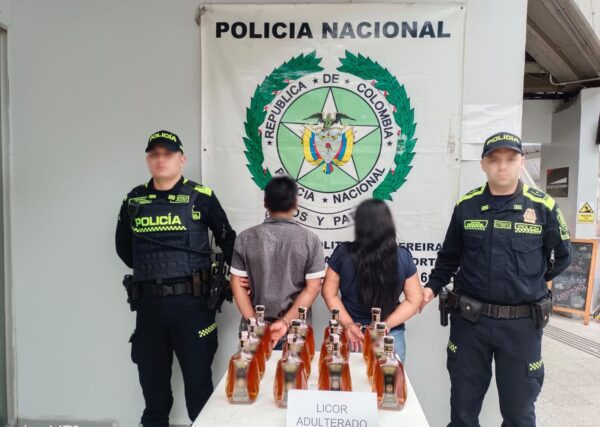 Una pareja es capturada en la terminal de transportes por llevar licor adulterado