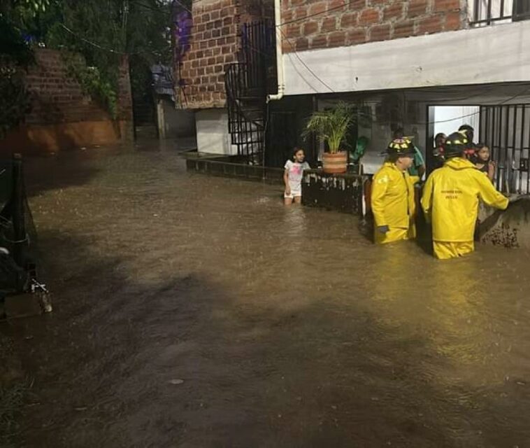 Una vivienda colapsada y vías inundadas dejaron las fuertes lluvias en Antioquia