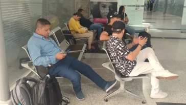 Viajeros de Viva Air se quedaron sin  respuestas en el Benito Salas