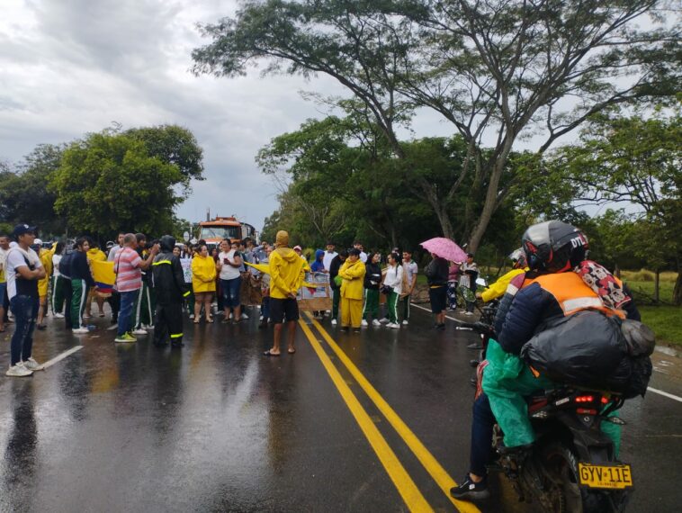 Vías del Huila amanecieron con Bloqueos y protestas.