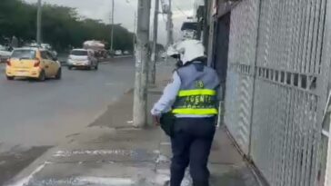 Video Cali: sorprenden a un falso guarda de Tránsito que luego huyó