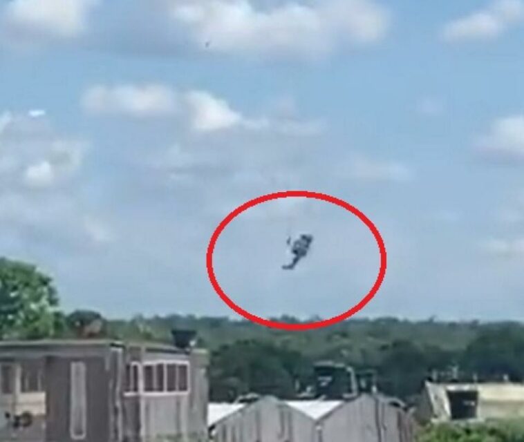 Video: un helicóptero del Ejército cayó en un barrio de Quibdó