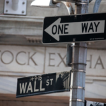 Wall Street cerró a la baja inquieta por la situación de la banca