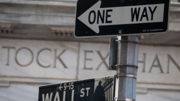 Wall Street cerró a la baja inquieta por la situación de la banca