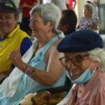 ‘La Ruta de la Felicidad ‘ llega al barrio Las Acacias para dar diversión a los adultos mayores