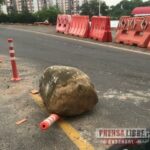 A una volqueta se le cayó roca gigante de su carga mientras se desplazaba por la Marginal del Llano