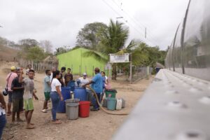 Alcaldía continúa llevando agua potable a la zona corregimental