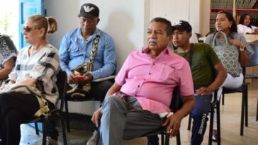Algunos pobladores de Barrancas escucharon la socialización del proyecto de construcción de un box culvert, que se hará con el fin de reducir la sinuosidad del arroyo Caurina en la región del Cocotazo y veredas aledañas.