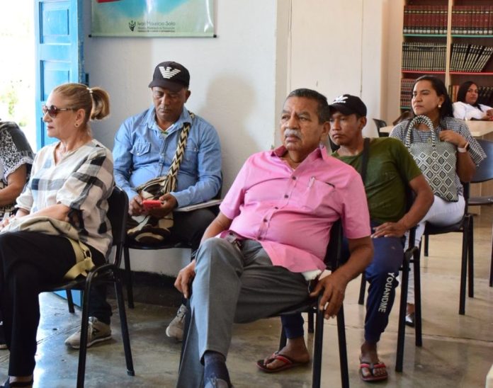 Algunos pobladores de Barrancas escucharon la socialización del proyecto de construcción de un box culvert, que se hará con el fin de reducir la sinuosidad del arroyo Caurina en la región del Cocotazo y veredas aledañas.