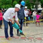 Alcalde de Maicao, inaugurando obra de remodelación de la plaza Bolívar.