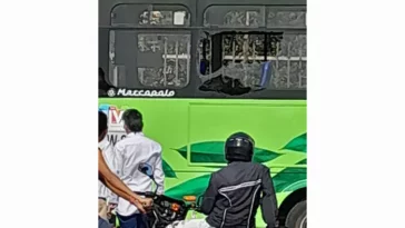 Atacaron a piedra bus del SIVA en Nando Marín
