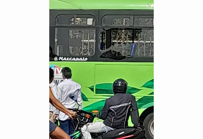 Atacaron a piedra bus del SIVA en Nando Marín