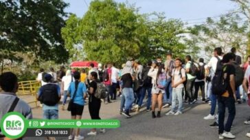 Bloqueo frente a la Universidad de Córdoba por manifestantes encapuchados