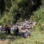Bus escalera cargada de hornillas ecológicas cayó a un abismo en Garzón