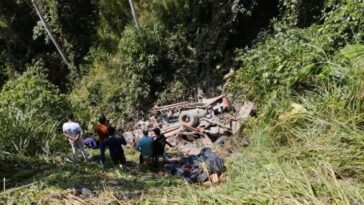 Bus escalera cargada de hornillas ecológicas cayó a un abismo en Garzón