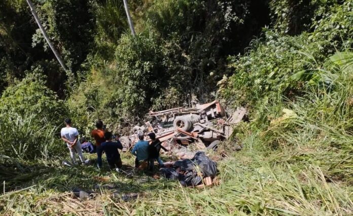 Bus escalera cargada de hornillas ecológicas cayó a un abismo en Garzón