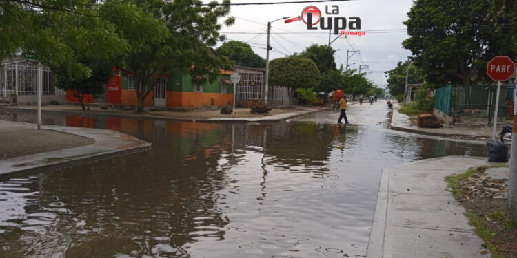 Calle 21 con carrera 6, barrio Córdoba, convertida en piscina olímpica con las primeras gotas de lluvia