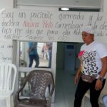 Aspecto del bloqueo que protagonizaron decentes y familia en la sede de la clínica General del Norte en La Guajira.